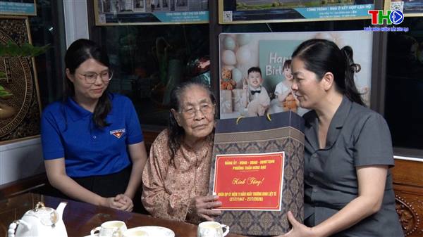 Đồng chí Vũ Thị Hiên, Phó bí thư thường trực Đảng ủy phường Trần Hưng Đạo thăm, tặng quà nhân Ngày Thương binh – Liệt sỹ.