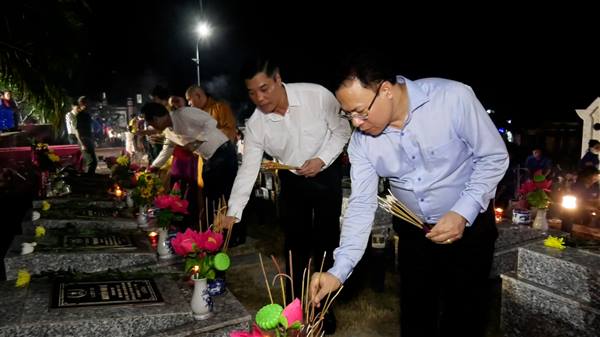 Phường Trần Hưng Đạo thắp nến tri ân các Anh hùng Liệt sĩ tại tại các nghĩa trang trên địa bàn phường