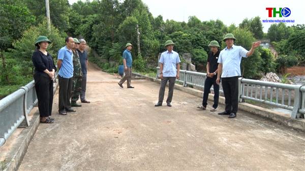 Các đồng chí lãnh đạo phường Trần Hưng Đạo kiểm tra công tác chuẩn bị ứng phó với bão tại một số khu vực trọng điểm trên địa bàn.