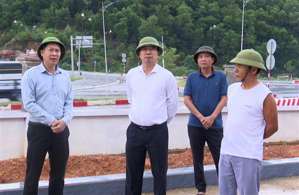 Lãnh đạo Sở Nông nghiệp và Môi trường kiểm tra công tác phòng chống lụt bão, ứng phó với cơn bão số 1 trên địa bàn phường Trần Hưng Đạo.