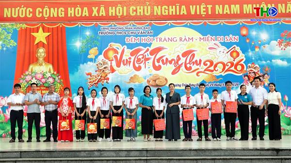 Phó BT thường trực Đảng ủy phường Vũ Thị Hiên thăm tặng quà tết trung thu cho các cháu học sinh trường THCS Chu Văn An