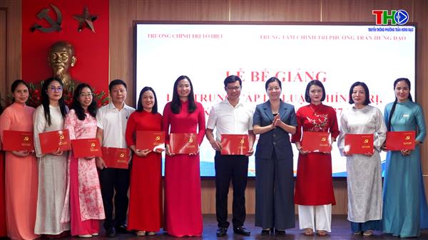 Trường chính trị phường Trần Hưng Đạo phối hợp với Trường Chinh tri Tô Hiệu tổ chức bế giảng lớp trung cấp lý luận chính trị A 237 K 30