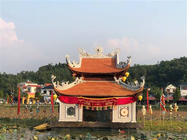 Chiều 10/10, tại Di sản Thế giới Côn Sơn - Kiếp Bạc, Nhà hát Sân khấu Truyền thống Hải Phòng tổ chức chương trình biểu diễn nghệ thuật múa rối nước phục vụ Nhân dân và Du khách tham gia Lễ hội mùa Thu Côn Sơn - Kiếp Bạc 2025. Hoạt động góp phần tạo không khí sôi nổi, tôn vinh giá trị văn hóa truyền thống trong khuôn khổ Lễ hội mùa thu Côn Sơn - Kiếp Bạc năm 2025.