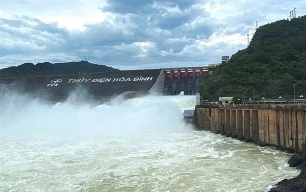 PHƯỜNG TRẦN LIỄU CHỦ ĐỘNG ỨNG PHÓ VỚI NGUY CƠ NGẬP LỤT KHI HỒ HÒA BÌNH XẢ LŨ

Trước thông tin Nhà máy thủy điện Hòa Bình mở một cửa xả đáy vào chiều 14/10, UBND phường Trần Liễu đã khẩn trương triển khai các biện pháp đảm bảo an toàn cho người dân và tài sản khu vực ven sông Kinh Môn.

Phường yêu cầu các lực lượng chức năng, Ban chỉ huy phòng chống thiên tai, công an, dân quân và các tổ dân phố sẵn sàng ứng trực 24/24, chủ động theo dõi mực nước, rà soát điểm có nguy cơ sạt lở, ngập úng. Các hộ dân sản xuất ven sông, nuôi trồng thủy sản, kinh doanh vật liệu xây dựng được khuyến cáo chủ động di dời khi có cảnh báo.

UBND phường khuyến cáo tuyệt đối không chủ quan, đảm bảo an toàn tính mạng và giảm thiểu thiệt hại khi nước sông dâng cao.
