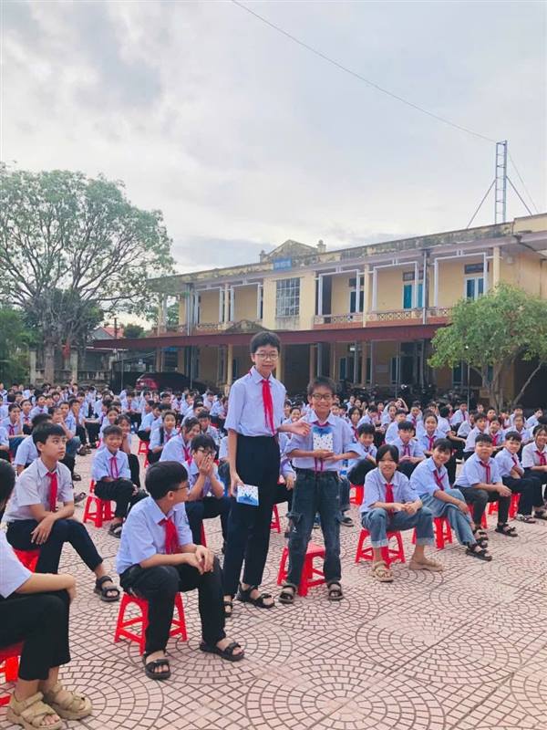 Trường THCS Hiệp Hòa - phường Trẫn Liễu- TP Hải Phòng, tổ chức kỉ niệm ngày Bác Hồ gửi bức thư cuối cùng cho ngành giáo dục (Ngày 15/10/1968 _ 15/10/2025)!!!

Dù đất nước đang trong những năm tháng chiến tranh gian khổ, Bác Hồ vẫn gửi trọn niềm tin và tình yêu thương đến thầy cô, học sinh cả nước.
Người căn dặn:

“Dù trong hoàn cảnh nào, cũng phải thi đua dạy tốt – học tốt.”

🌿 Hơn nửa thế kỷ đã trôi qua, lời dạy của Bác vẫn là kim chỉ nam cho sự nghiệp trồng người.
Trong từng bài giảng, trong mỗi tiết học hôm nay, chúng ta – những người làm giáo dục và học sinh – cùng cố gắng học tập, rèn luyện, sáng tạo để xứng đáng với niềm tin yêu mà Bác gửi gắm.

📖 Học tốt – Dạy tốt – Làm theo lời Bác Hồ kính yêu! ❤️🇻🇳