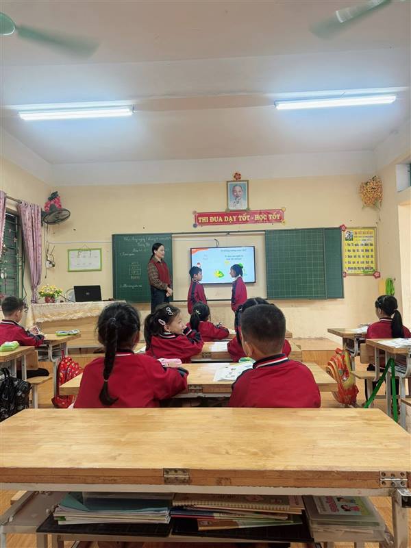 🌸 HỘI THI GIÁO VIÊN DẠY GIỎI CẤP TRƯỜNG NĂM HỌC 2025 – 2026 🌸

🎓 Thực hiện kế hoạch năm học 2025 – 2026, nhằm đẩy mạnh phong trào thi đua “Dạy tốt – Học tốt”, hôm nay, Trường Tiểu học Hiệp Hoà long trọng tổ chức Hội thi Giáo viên dạy giỏi cấp trường.

💐 Hội thi là dịp để các thầy cô giáo thể hiện năng lực chuyên môn, nghiệp vụ sư phạm, sáng tạo trong giảng dạy; đồng thời là cơ hội để các thầy cô được giao lưu, học hỏi, chia sẻ những kinh nghiệm quý báu trong công tác giảng dạy.

📚 Các tiết dạy trong hội thi không chỉ thể hiện sự đầu tư, tâm huyết mà còn toát lên tinh thần đổi mới phương pháp, ứng dụng công nghệ thông tin hiệu quả, lấy học sinh làm trung tâm.

👏 Ban Giám hiệu nhà trường xin ghi nhận và biểu dương tinh thần nỗ lực, sáng tạo của các thầy cô tham gia hội thi. Chúc các thầy cô tự tin, bình tĩnh, hoàn thành xuất sắc phần thi của mình, góp phần vào thành công chung của phong trào thi đua trong nhà trường!

🌺 Hội thi giáo viên giỏi – nơi lan tỏa tình yêu nghề,