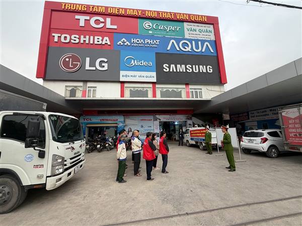 CÔNG AN PHƯỜNG TRẦN LIỄU TĂNG CƯỜNG CÔNG TÁC TUYÊN TRUYỀN, PHỔ BIẾN CÁC QUY ĐỊNH CỦA PHÁP LUẬT VỀ BẢO VỆ KẾT CẤU HẠ TẦNG GIAO THÔNG ĐƯỜNG BỘ VÀ QUY ĐỊNH VỀ DỪNG XE, ĐỖ XE TRÊN ĐỊA BÀN PHƯỜNG