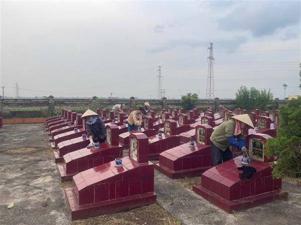 Thực hiện KH tổ chức các hoạt động tháng tri ân nhân kỷ niệm 78 năm ngày TBLS, Hội PN ,Hội Nông dân, Hội CCB, Đoàn TN  phường Trần  Liễu dọn cỏ tại 3 nghĩa trang liệt sĩ phường.