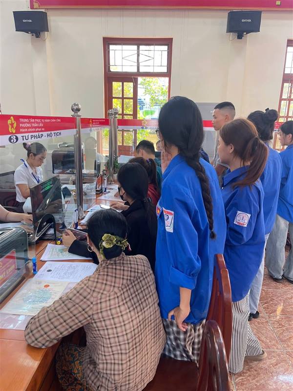 📚ĐỘI HÌNH “BÌNH QUÂN HỌC VỤ SỐ” HỖ TRỢ NGƯỜI DÂN THỰC HIỆN THỦ TỤC HÀNH CHÍNH, CHUYỂN ĐỔI SỐ TẠI PHƯỜNG TRẦN LIỄU