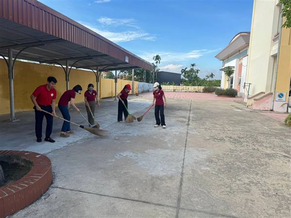 🌼 Trường Tiểu học Hiệp Hoà tổ chức tổng vệ sinh trường lớp, chỉnh trang cảnh quan sư phạm đặc biệt trong dịp trước khai giảng và tuần cao điểm chào mừng Quốc khánh 2/9.🌼
