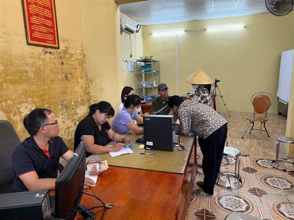  Nhân dân phường Trần Liễu, TP Hải Phòng vui mừng, phấn khởi đi nhận quà của Đảng, Nhà nước nhân dịp kỷ niệm 80 năm Cách mạng Tháng Tám thành công và Quốc khánh 02/9