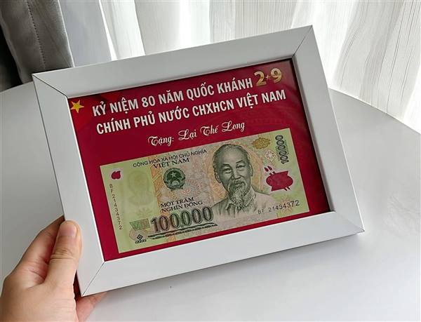 Nhận được quà Tết Độc lập, nhiều người dân nâng niu, đóng khung cẩn thận như báu vật 😍