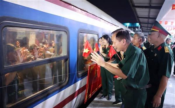 NGƯỜI DÂN THỦ ĐÔ LƯU LUYẾN TIỄN CÁC CHIẾN SĨ A80 TRỞ VỀ ĐƠN VỊ