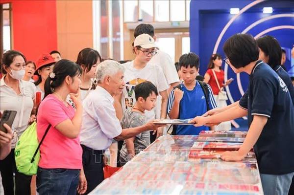 CÔNG NGHỆ THU HÚT GIỚI TRẺ ĐẾN GIAN TRƯNG BÀY CỦA TTXVN TẠI TRIỂN LÃM “80 NĂM THÀNH TỰU ĐẤT NƯỚC
