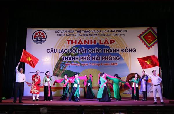 🌻Sáng 7/9, Trung tâm Văn hóa, Điện ảnh và Triển lãm thành phố tổ chức buổi ra mắt và công bố quyết định thành lập Câu lạc bộ Hát chèo Thành Đông thành phố Hải Phòng.
✨Câu lạc bộ gồm có 46 hội viên, là những hạt nhân văn nghệ, những người yêu Chèo trên địa bàn thành phố.
