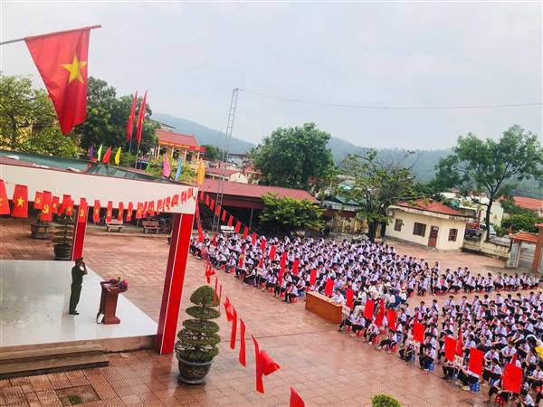  TUYÊN TRUYỀN ĐẢM BẢO TRẬT TỰ AN TOÀN GIAO THÔNG TẠI TRƯỜNG THCS HIỆP HÒA 🚔 