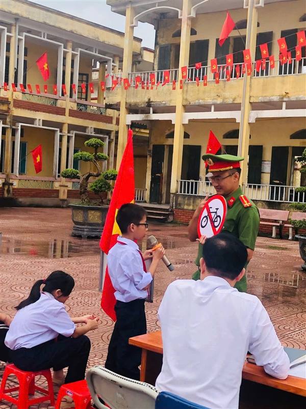 ❤️Sáng ngày 18/9/2025, Trường THCS Hiệp Hòa phối hợp với công an phường Trần Liễu tổ chức buổi  ngoại khóa, tuyên truyền, phổ biến, giáo dục pháp luật về trật tự, an toàn giao thông cho toàn thể học sinh, giáo viên và nhân viên nhà trường