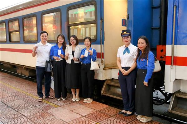 Sáng nay, ngày 22/9, cùng với hàng trăm cán bộ, công chức, viên chức khu vực Tây Hải Phòng, các cán bộ, công chức Thành đoàn Hải Phòng đã vui mừng tham gia chuyến tàu từ Ga Hải Dương đến Ga Hải Phòng do Ủy ban nhân dân thành phố tổ chức 