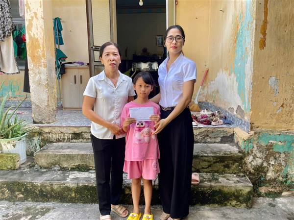 HỘI LHPN PHƯỜNG TRẦN LIỄU PHỐI HỢP TRAO TIỀN ĐỠ ĐẦU CHO CÁC CON TRẺ EM MỒ CÔI.