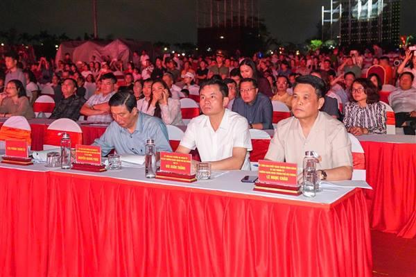 💢 Tối 6/5, tại quảng trường Trung tâm Chính trị - Hành chính Khu đô thị mới Bắc Sông Cấm diễn ra tổng duyệt Chương trình nghệ thuật khai mạc Lễ hội Hoa phượng Đỏ - Hải Phòng 2026 với chủ đề “Hải Phòng - Hội tụ - Tỏa sáng” chào mừng Kỷ niệm 71 năm Ngày Giải phóng Hải Phòng (13/5/1955 - 13/5/2026).