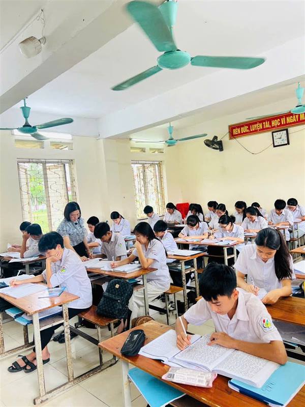 
✨ Khi kỳ thi tuyển sinh lớp 10 đang cận kề, không khí tại các lớp học khối 9 trường THCS An Phụ đang trở nên "nóng" hơn bao giờ hết! Các bạn học sinh đang dồn 200% năng lượng, tập trung cao độ để hệ thống lại kiến thức, giải những đề toán hóc búa hay trau chuốt từng câu văn, đề Anh.