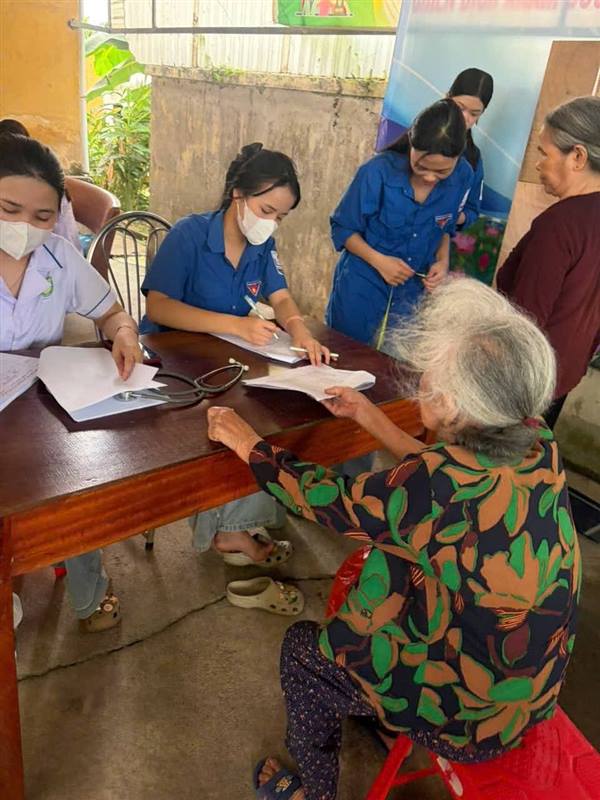  ĐOÀN PHƯỜNG TRẦN LIỄU RA QUÂN CHIẾN DỊCH "HOA PHƯỢNG ĐỎ" HỖ TRỢ KHÁM SỨC KHỎE CHO NGƯỜI CAO TUỔI