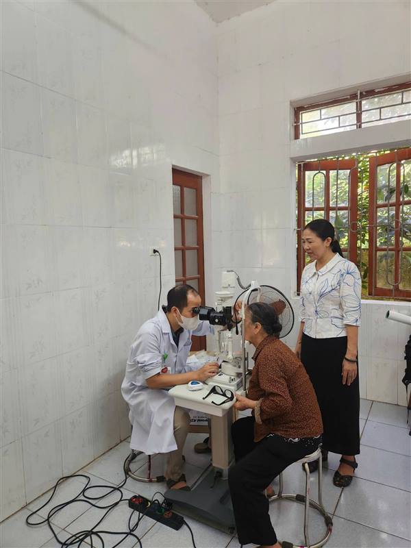 Khám mắt, tặng quà và cấp thuốc miễn phí cho đối tượng chính sách, người có công và Nhân dân phường Trần Liễu