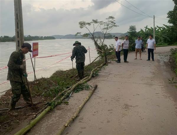 Khắc phục ngay điểm sạt lở tại khu vực bãi sông thuộc tổ dân phố Kênh Mai 1