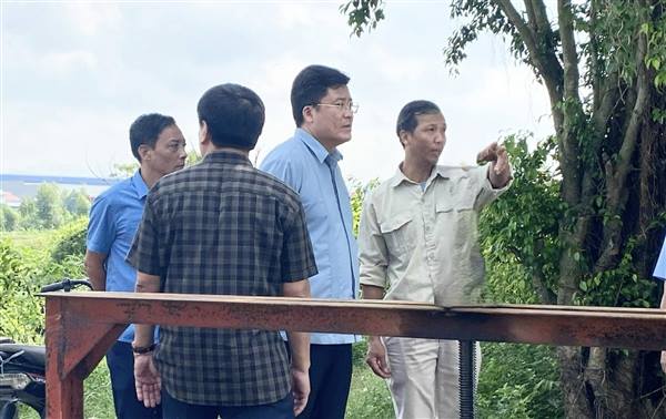 Đồng chí Chủ tịch Ủy ban nhân dân phường kiểm tra công tác phòng chống úng trên địa bàn