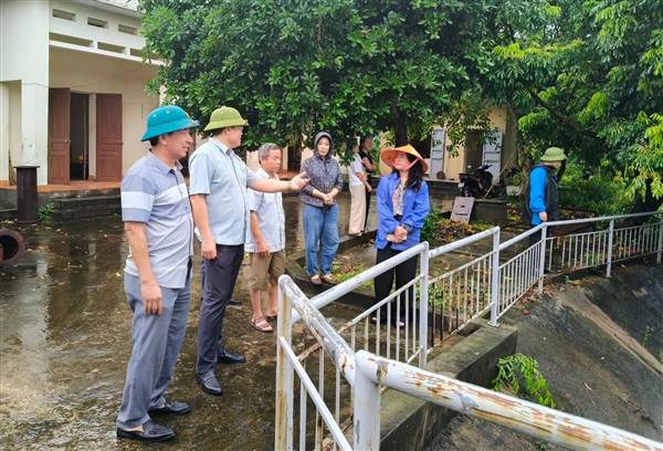 Các đồng chí lãnh đạo Đảng ủy - Ủy ban nhân dân phường Trần Nhân Tông kiểm tra công tác phòng chống bão số 5, ứng phó với mưa lũ, ngập úng