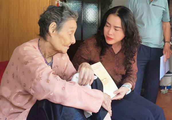 Đồng chí Bí thư Đảng ủy - Chủ tịch HĐND phường Nguyễn Thị Hường thăm, tặng quà Mẹ Việt Nam anh hùng nhân dịp Quốc khánh 2/9