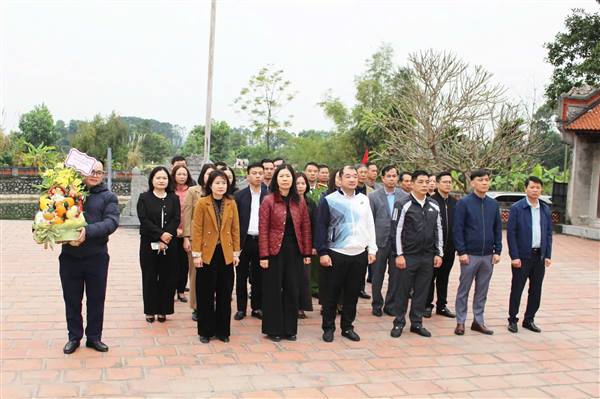 Lãnh đạo phường Trần Nhân Tông  dâng hương tại di tích lịch sử đình Đọ Xá