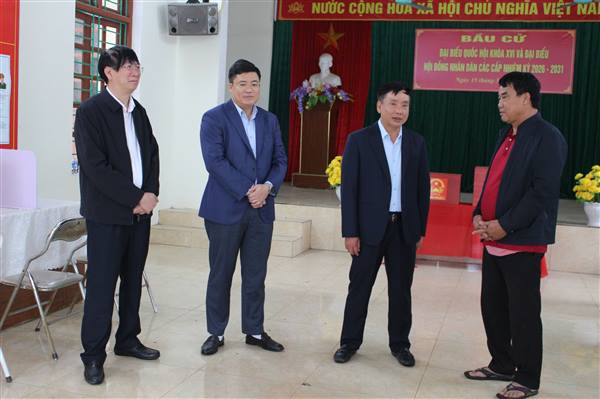  Phó Chủ tịch UBND thành phố Trần Văn Quân kiểm tra công tác chuẩn bị bầu cử tại phường Trần Nhân Tông