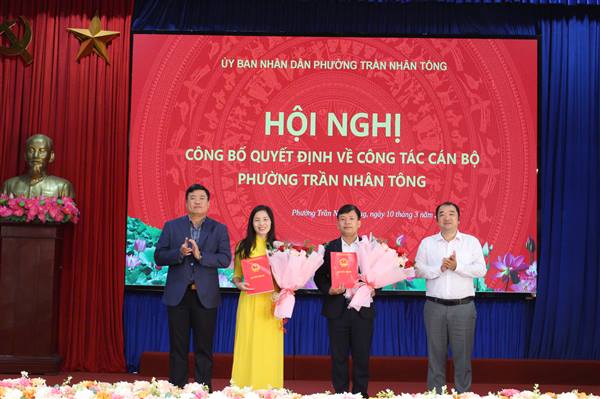 UBND PHƯỜNG TỔ CHỨC HỘI NGHỊ CÔNG BỐ VÀ TRAO QUYẾT ĐỊNH VỀ CÔNG TÁC CÁN BỘ