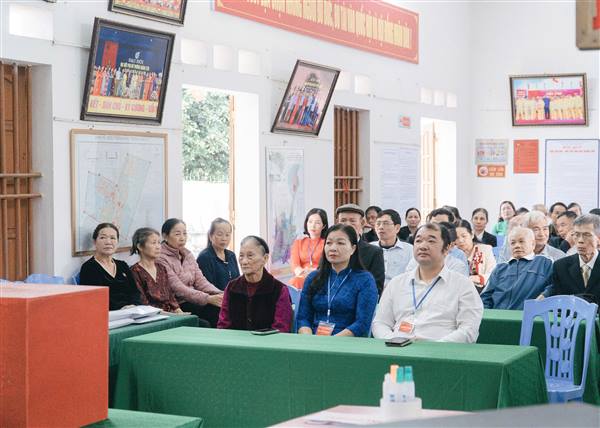 Đồng chí Nguyễn Hồng Sáng - Bí thư Đảng ủy, Chủ tịch HĐND phường dự lễ khai mạc bầu cử tại TDP Trung Tâm