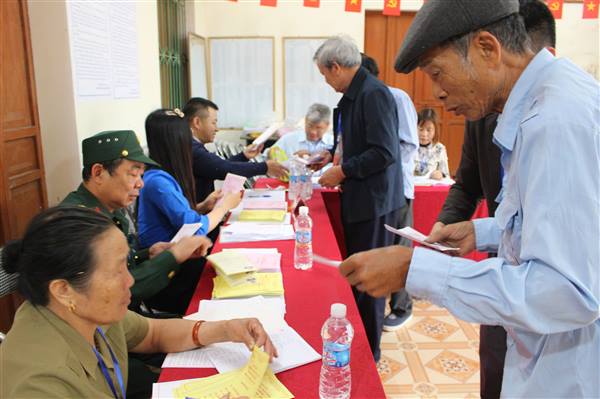 Đồng chí Nguyễn Thị Quế - Phó BT TT Đảng ủy phường dự khai mạc bầu cử tại TDP Đọ Xá
