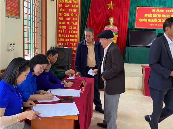 Đồng chí Nguyễn Văn Hưng - Phó BT Đảng ủy, Chủ tịch UBND phường dự khai mạc bầu cử tại TDP Vĩnh Đại 1