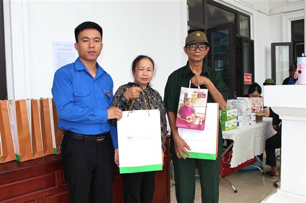 Chương trình khám, tư vấn, tặng quà miễn phí cho các cựu Thanh niên xung phong và các hộ nghèo trên địa bàn phường