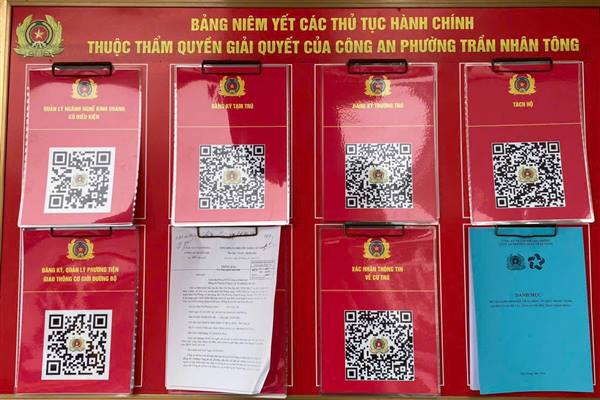 Công an phường tuyên truyền lấy ý kiến đánh giá cải cách hành chính trên ứng dụng VNeID