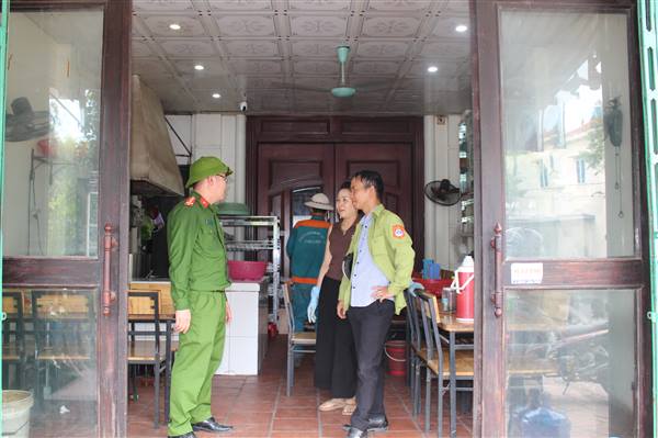 Ngày Chủ nhật ra quân giải tỏa hành lang an toàn giao thông trên địa bàn phường