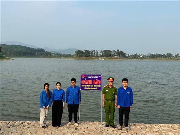Đoàn thanh niên phường Trần Nhân Tông phối hợp Công an phường cắm biểm cảnh báo phòng, chống đuối nước