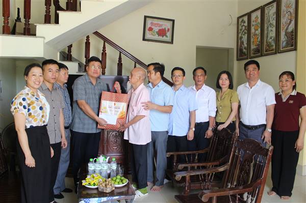Đồng chí Nguyễn Văn Hưng – Phó Bí thư Đảng ủy, Chủ tịch UBND phường đến thăm, tặng quà cho các gia đình Thương binh- Liệt sĩ, Người có công trên địa bàn phường nhân dịp kỷ niệm 79 năm ngày thương binh liệt sỹ 