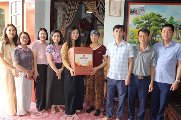 Đồng chí Nguyễn Thị Quế, Phó Bí thư TT Đảng ủy phường đến thăm, tặng quà các gia đình Thương binh- Liệt sĩ, Người có công tiêu biểu tại TDP Đọ Xá, Đại Đồng, Hoàng Tân, Đại Bộ