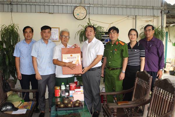 Đồng chí Nguyễn Hồng Sáng- Bí thư Đảng ủy, Chủ tịch HĐND phường đã đến thăm, tặng quà một số gia đình Thương binh, Liệt sĩ, NCC tiêu biểu trên địa bàn phường