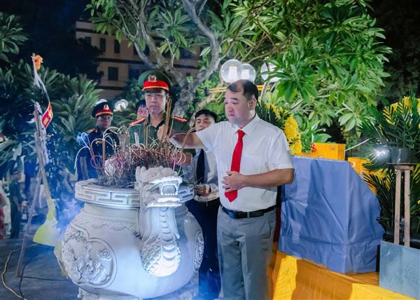 Phường Trần Nhân Tông tổ chức Lễ thắp nến tri ân tại các nghĩa trang Liệt sĩ