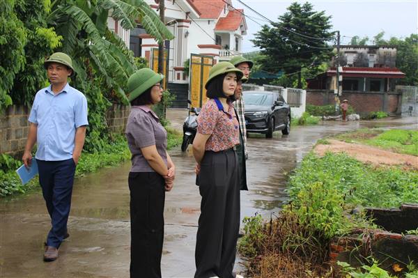 Lãnh đạo phường kiểm tra các trạm bơm, hồ đập sau mưa lớn