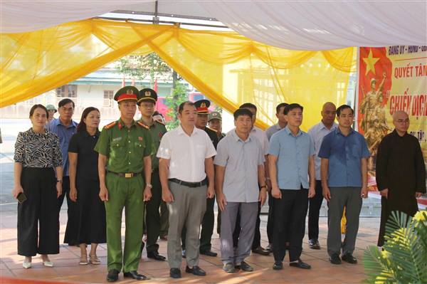 UBND phường Trần Nhân Tông đồng loạt tổ chức Lễ dâng hương, dâng hoa tưởng niệm các Anh hùng liệt sĩ tại các Nghĩa trang liệt sĩ Hoàng Tân, Hoàng Tiến và Văn Đức