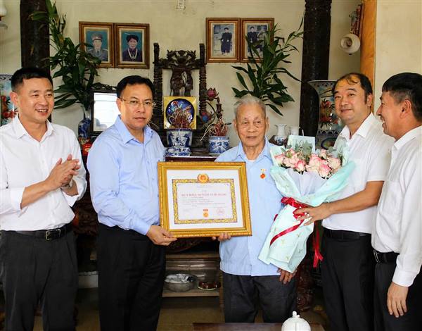 Đồng chí Hoàng Quốc Thưởng – Ủy viên Ban Thường vụ Thành ủy, Phó Bí thư Thường trực Đảng ủy các cơ quan Đảng thành phố trực tiếp đến trao Huy hiệu Đảng đợt 2/9/2026 tại gia đình cho các đảng viên cao tuổi trên địa bàn