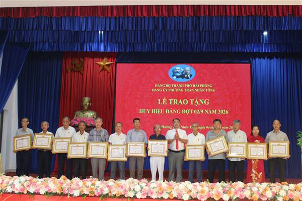 Đảng ủy phường Trần Nhân Tông tổ chức Lễ trao tặng Huy hiệu Đảng đợt 2/9 năm 2026 và Hội nghị nghiên cứu, học tập, quán triệt, triển khai thực hiện các văn bản của Trung ương, Thành phố và Đảng ủy phường.