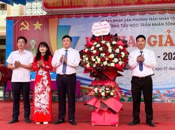 Đồng chí Nguyễn Văn Hưng - Phó Bí thư Đảng ủy, Chủ tịch UBND phường dự Lễ khai giảng năm học mới tại trường tiểu học Trần Nhân Tông